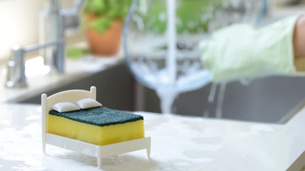 Een simpele handeling volstaat om sponsjes langer schoon te houden en de hygiëne in de keuken te behouden.