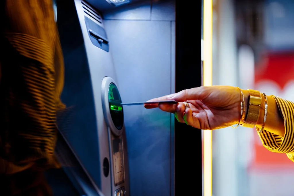 Wees voorzichtig met dit bericht van uw bank: fraude waarbij geld van uw bankkaart wordt afgeschreven zonder gebruik van een geldautomaat