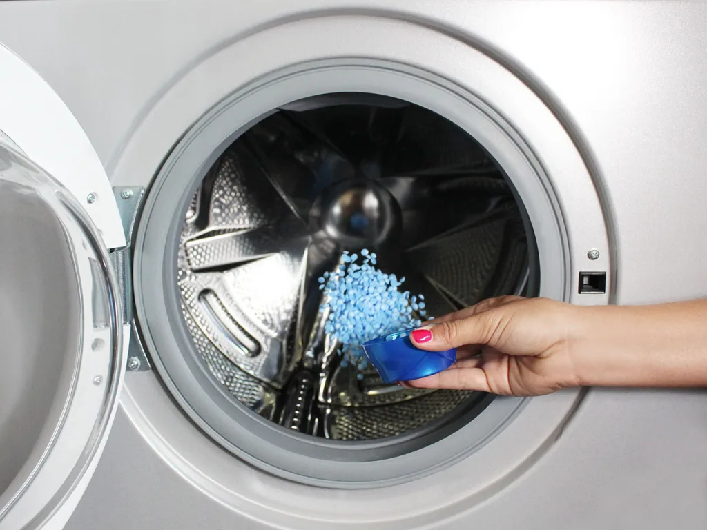 Stap voor stap: hoe u de trommel van uw wasmachine reinigt en vlekken op uw kleding voorkomt