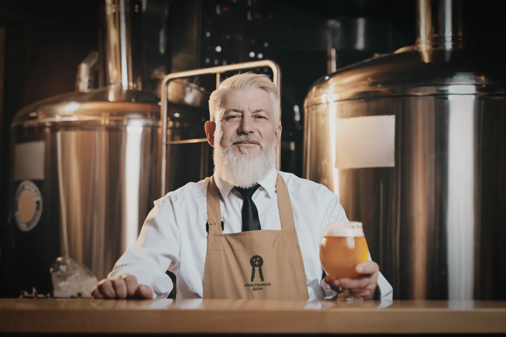 De directeur van de Heineken-brouwerij legt uit hoe je nooit bier mag drinken: “Dat verpest de schuimkraag en verdunt de smaak.”