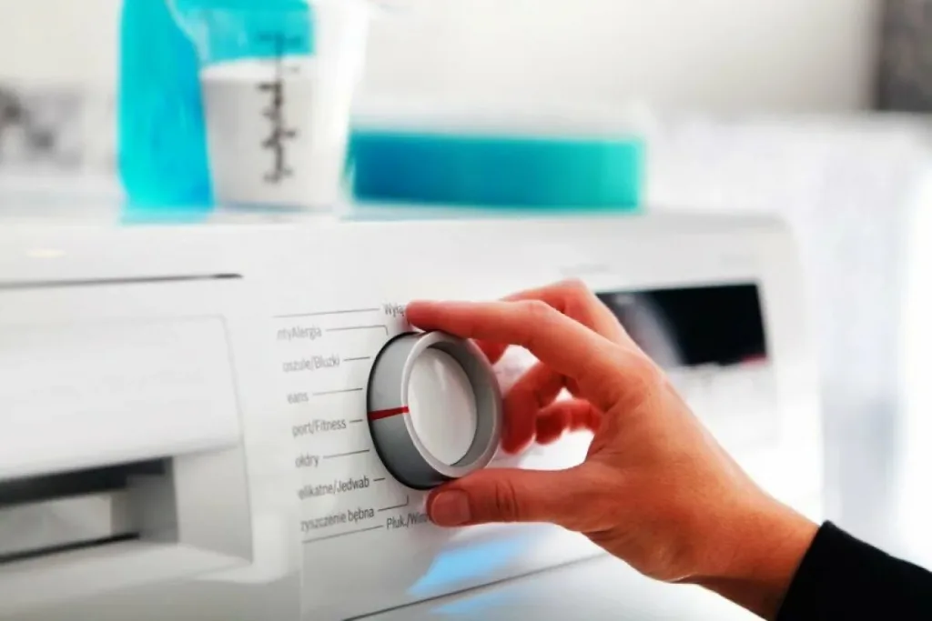 Schoonmaakexpert onthult de grootste fout bij het wassen van kleding in de zomer: “De vlek wordt roze”
